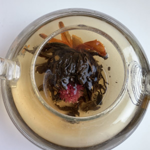 Связанный красный чай Метис с лилией и клевером 100 г. Photo 2